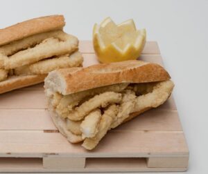 Los platos más típicos de Madrid: Bocadillo de calamares del bar El Brillante