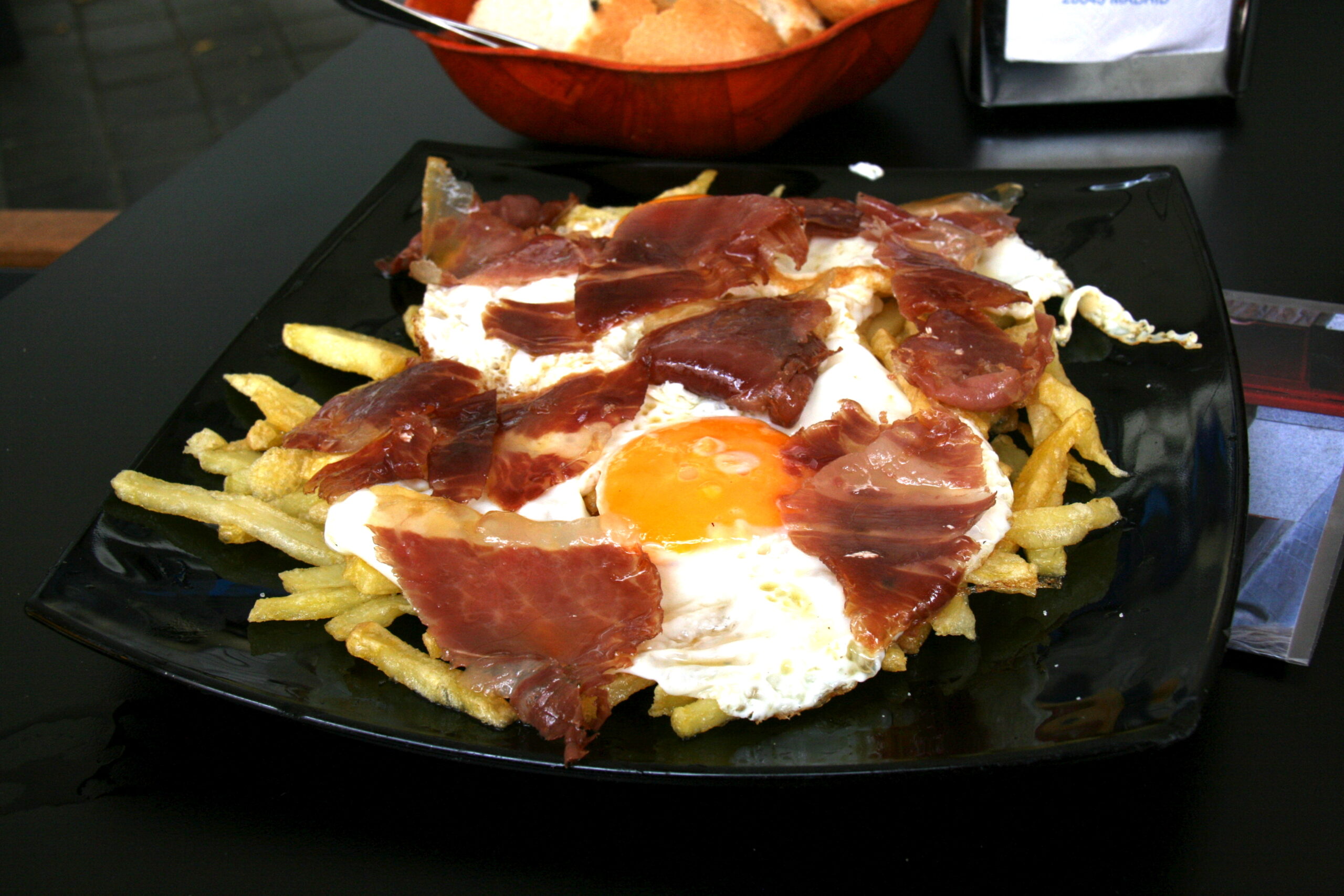 Los platos más típicos de Madrid: huevos rotos